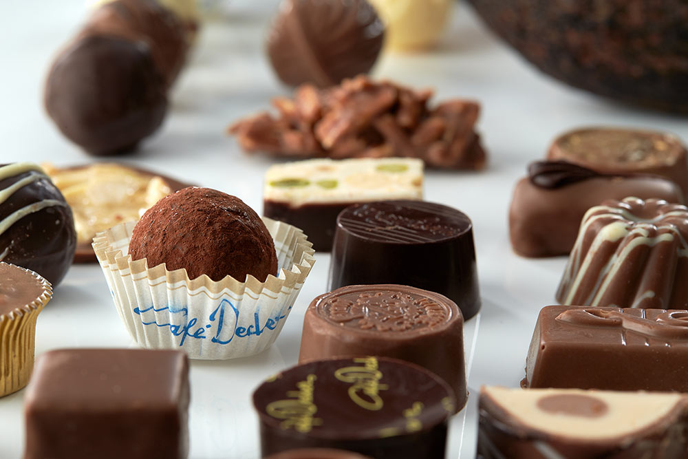 Trüffelherstellung in der Confiserie Trüffelherstellung in der Confiserie